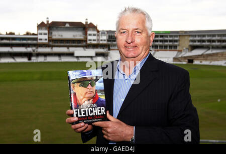 L'ancien entraîneur d'Angleterre Duncan Fletcher avec son autobiographie dans les ombres lors d'un appel photo de signature de livre au Brit Oval, Londres. Banque D'Images