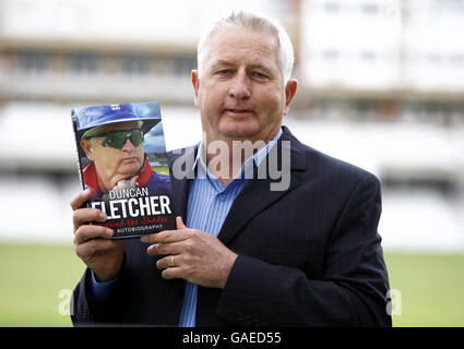 L'ancien entraîneur d'Angleterre Duncan Fletcher avec son autobiographie dans les ombres lors d'un appel photo de signature de livre au Brit Oval, Londres. Banque D'Images