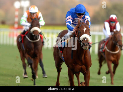 SEB Sanders sur incomparable (au centre) remporte le premier voyage de transformation à Doncaster EBF Maiden enjeux avec son rival au championnat Jockeys Jamie Spencer (à gauche) derrière Horatio carter à Doncaster Racecourse. Banque D'Images