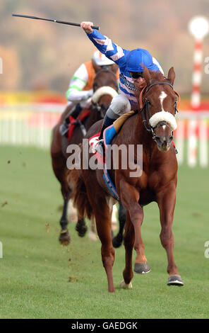 SEB Sanders sur incomparable (au centre) remporte le premier voyage de transformation à Doncaster EBF Maiden enjeux avec son rival au championnat Jockeys Jamie Spencer (à gauche) derrière Horatio carter à Doncaster Racecourse. Banque D'Images