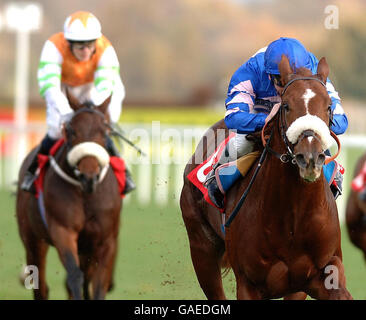 SEB Sanders sur incomparable (à droite) remporte le premier voyage de transformation à Doncaster EBF Maiden enjeux avec son rival au championnat Jockeys Jamie Spencer (à gauche) derrière Horatio carter à Doncaster Racecourse. Banque D'Images