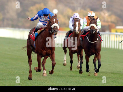 SEB Sanders sur incomparable (à gauche) remporte le premier voyage de transformation à Doncaster EBF Maiden enjeux avec son rival au championnat Jockeys Jamie Spencer (à droite) derrière Horatio carter à Doncaster Racecourse. Banque D'Images