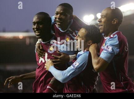 Carlton Cole de West Ham United (l), John Pantsil (2e l) et Daniel Gabbido (r) célèbrent le but de Matthew Etherington (2e r) Banque D'Images