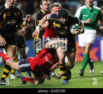 Danny Cipriani de Wasps tente de s'éloigner de Ronan O'Gara et Mick O'Driscoll de Munster pendant le match Heineken Cup à Ricoh Arena, Coventry. Banque D'Images