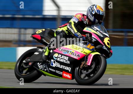 Motocyclisme - Grand Prix britannique Cinzano - moto GP. Alex Debon pendant l'entraînement pour la course de 250cc Banque D'Images