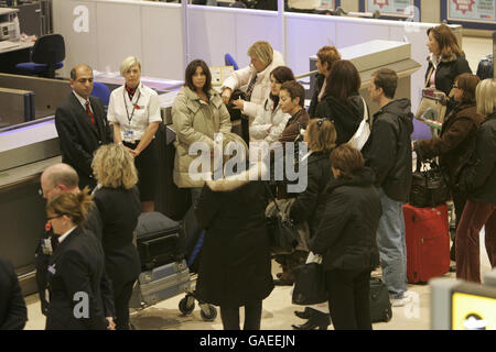 Le personnel d'enregistrement et les passagers de British Airways se tiennent pendant le silence de 2 minutes pour le dimanche du souvenir dans le terminal 1 de Heathrow, à l'ouest de Londres. Banque D'Images