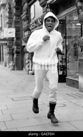 Le boxeur américain Muhammad Ali, à Londres pour sa grande lutte contre Henry Cooper en Grande-Bretagne, est vu courir dans les rues autour du gymnase de White City, Londres. Banque D'Images