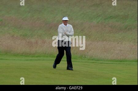 Golf - le 131e Open Golf Championship - Muirfield - troisième tour.Colin Montgomerie fait son chemin vers le haut du deuxième trou de fairway dans les conditions terribles qui ont frappé le troisième tour de jeu Banque D'Images