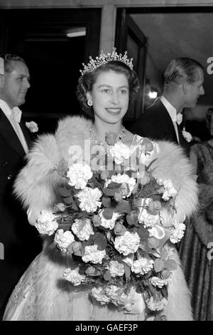 La princesse Elizabeth au Warner Theatre de Leicester Square, alors qu'elle assiste à la première du nouveau film britannique, « The Lady with the Lamp ». Banque D'Images