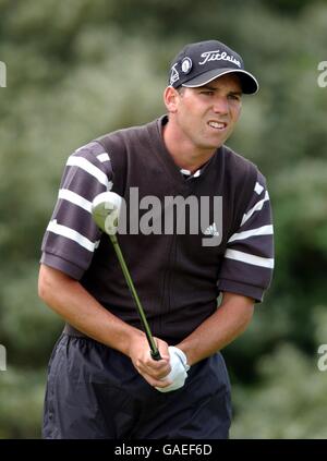 Golf - le 131e Open Golf Championship - Muirfield - troisième tour. Sergio Garcia regarde son tee-shirt tiré de la troisième Banque D'Images