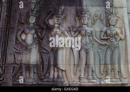 Une ancienne danse Apsaras sculptures art Khmer sur le mur en Angor Wat temple près de Siem Reap, Cambodge Banque D'Images