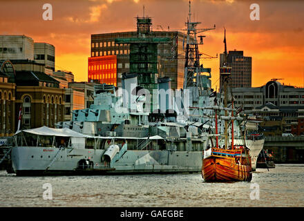 Tower Bridge est élevé comme le Johnny Roger, le navire pirate de Capital FM, navigue sur la Tamise, passe HMS Belfast pour promouvoir la compétition aérienne "UN Shipload de Cash" en conjonction avec la sortie de Pirates des Caraïbes 3 sur DVD, Londres. Banque D'Images