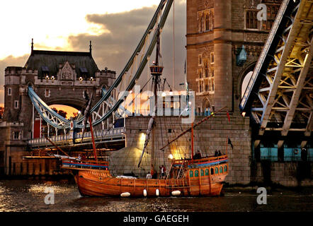 Tower Bridge est élevé comme le Johnny Roger, le navire pirate de Capital FM, navigue vers le haut de la Tamise pour promouvoir la compétition aérienne "UN Shipload of Cash" en conjonction avec la sortie de Pirates des Caraïbes 3 sur DVD, Londres. Banque D'Images