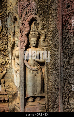 Apsaras un vieil art Khmer sculpté sur le mur dans Ta Prohm Temple, Angkor, Cambodge Banque D'Images