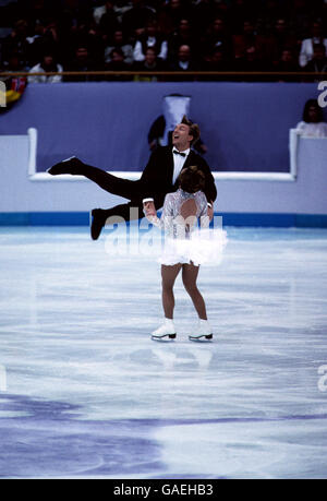 Jeux olympiques d'hiver 1994 - Lillehammer.Jayne Torvill et Christopher Dean en Grande-Bretagne participent à la finale de danse sur glace où ils ont remporté une médaille de bronze. Banque D'Images