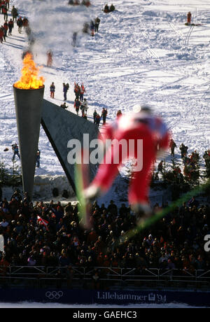 Jeux olympiques d'hiver 1994 - Lillehammer.Les fans regardent l'équipe K120 ski Jump Banque D'Images