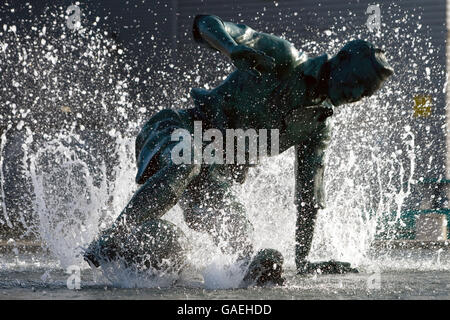 Une statue de Tom Finney de Preston North End Une flaque de football à l'extérieur du Musée national du football Banque D'Images