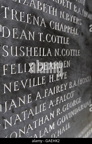 La plaque à la gare de King's Cross, qui est un mémorial pour les victimes du feu de King's Cross de 1987, devant une cérémonie de pose de couronne ce soir. Banque D'Images