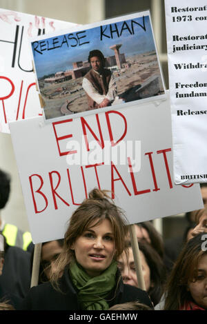 Jemima Khan, ancienne femme du politicien pakistanais emprisonné Imran Khan, devant le Haut-commissariat du Pakistan à Londres, où elle s'est jointe aux manifestants pour appeler à la fin de l'état d'urgence et à la libération de tous les prisonniers politiques dans le pays. Banque D'Images