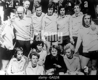 Champions européens de l'Allemagne de l'Ouest photographiés après leur victoire de 3-0 sur l'URSS: (Au deuxième rang, l-r) Franz Beckenbauer, entraîneur Helmut Schon, Georg Schwarzenbeck, Jupp Heynckes, Gerd Muller, Dieter Hottges, Gunter Netzer; (au premier rang, l-r) Erwin Kremers, Herbert Wimmer, Paul Breitner, Uli Seppeness, Up Maier Banque D'Images