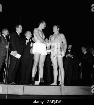 (G-D) le champion britannique de poids lourd Henry Cooper serre les mains avec les Européens Le champion Karl Mildenberger au Weigh In Banque D'Images