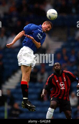 Football - amical - Rangers v AC Milan.Tore Andre Flo des Rangers saute pour gagner une tête de récolte Banque D'Images