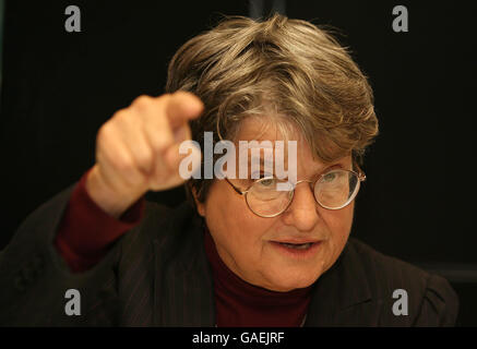 La militante anti-peine de mort, sœur Helen Prejean, qui a écrit le livre Dead Man Walking, parle au lancement de la production d'opéra du livre, au théâtre Gaiety à Dublin. Banque D'Images