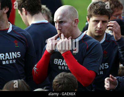 Rugby Union - session d'entraînement au pays de Galles - Tenby.Tom Shanklin, trois quarts du pays de Galles, tente d'attirer l'attention de ses coéquipiers lors d'une séance d'entraînement au Tenby Rugby Club, Tenby. Banque D'Images