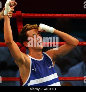 Manchester 2002 - Jeux du Commonwealth - Boxing - finale de poids en caoutchouc léger pour hommes (jusqu'à 63.5 kg). Darren Baker, en Angleterre, célèbre la victoire Banque D'Images
