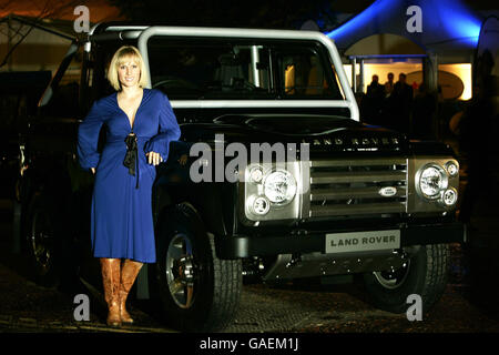 Zara Phillips dévoile une édition spéciale Land Rover Defender 90 SVX Soft Top, que la société a donnée dans le cadre d'une vente aux enchères de luxe au British Red Cross ball, dans le centre de Londres. Banque D'Images