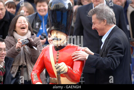 Dustin Hoffman arrive pour la première de film britannique de Wonder Emporium de MR Magorium au cinéma Empire à Leicester Square, Londres. Banque D'Images