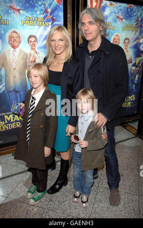 JO Whiley arrive avec son mari et ses enfants Jude (à gauche) et Jonas, pour la première du film britannique Wonder Emporium de MR Magorium au cinéma Empire de Leicester Square, Londres. Banque D'Images