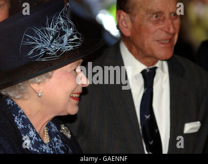 La Reine et le duc d'Édimbourg arrivent aujourd'hui pour assister à un service d'action de grâce pour souligner le 50e anniversaire de la réddication de l'église Saint-Bride, Fleet Street - la maison spirituelle des journalistes du Royaume-Uni et du monde entier. Banque D'Images