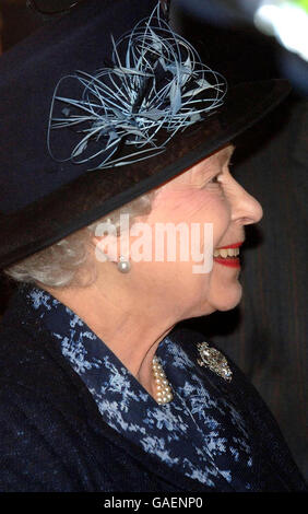 La Reine arrive aujourd'hui à un service d'action de grâce pour souligner le 50ème anniversaire de la resouscription de l'église Saint-Bride, Fleet Street - la maison spirituelle des journalistes du Royaume-Uni et du monde entier. Banque D'Images