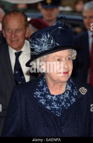 La Reine et le duc d'Édimbourg arrivent aujourd'hui à un service d'action de grâce pour souligner le 50e anniversaire de la rédédicace de l'église Saint-Bride, Fleet Street - la maison spirituelle des journalistes du Royaume-Uni et du monde entier. Banque D'Images