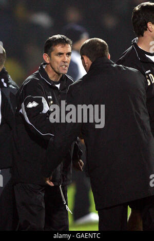 Football - Championnat de la ligue de football Coca-Cola - Watford v Burnley - Stade de Vicarage Road.Owen Coyle, directeur de Burnley (à gauche) et Aidy Boothroyd, directeur de Watford, se secouent la main après le coup de sifflet final Banque D'Images