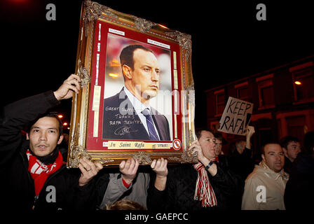 Les fans de Liverpool marchont sur le terrain pour soutenir le Manager Rafael Benitez avant le match de l'UEFA Champions League Group A à Anfield, Liverpool. Banque D'Images