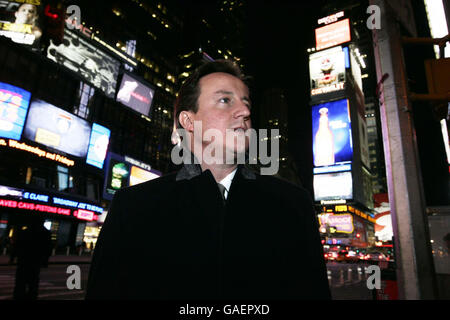 Le chef du Parti conservateur David Cameron traverse Times Square, New York, lors de sa visite aux États-Unis. Banque D'Images