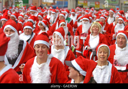 Les concurrents participent au Liverpool Santa Dash 2007, une course caritative de 5 km dans toute la ville. Banque D'Images