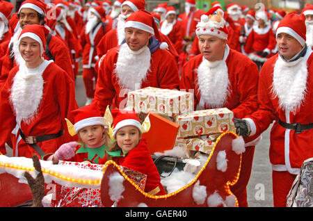 Les concurrents participent au Liverpool Santa Dash 2007, une course caritative de 5 km dans toute la ville. Banque D'Images