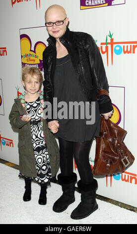 Gail porter et sa fille Honey arrivent sur le tapis blanc pour la fête de Noël d'hiver au pays des merveilles de Playhouse Disney's Bunnytown dans le centre de Londres. Banque D'Images