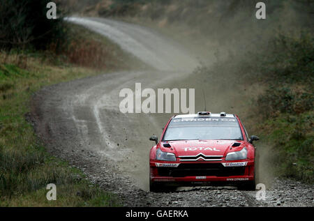 Sébastien Loeb de France dans la CCitroën C4 WRC sur la scène spéciale Brechfa lors du Championnat du monde de rallye FIA. Banque D'Images