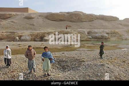 Les garçons locaux posent pour la caméra comme patrouille du Royal Marine Commando Muktar un village près de la ville de Lashkar Gah dans la province de Helmand en Afghanistan. Banque D'Images