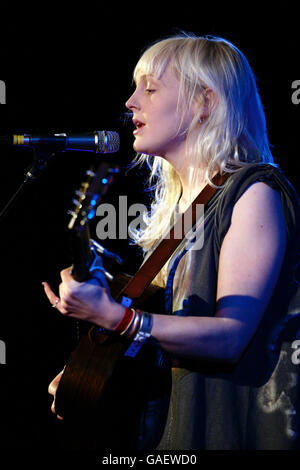 Laura Marling se présentant sur scène à l'Union Chapel d'Islington, dans le nord de Londres, dans le cadre de la semaine de concerts Little Noise, en aide à l'organisme caritatif Mencap. Banque D'Images