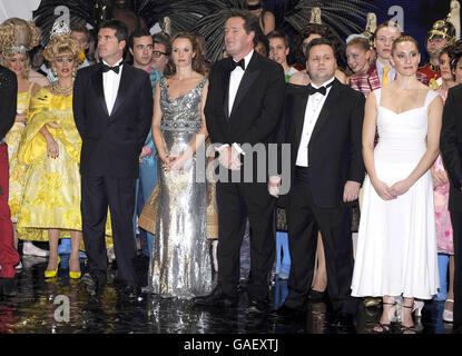 Les juges britanniques Got Talent Simon Cowell, Amanda Holden, Piers Morgan avec le gagnant Paul Potts après la Royal Variety Performance à l'Empire Theatre, Liverpool. Banque D'Images