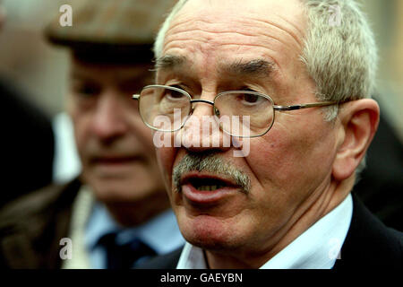 Tommy Carroll, frère des hommes présumés de l'Armée de libération nationale irlandaise Roddy Carroll qui a été abattu près d'Armagh, avec des membres de la famille des personnes tuées par les forces de sécurité, parlant devant le tribunal du coroner de Belfast. Banque D'Images