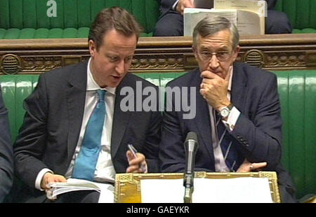 Le chef conservateur David Cameron (à gauche) avec le ministre de la Défense conservateur Gerald Howarth à la Chambre des communes, à Londres, au poste de secrétaire de la Défense des Browne, fait une déclaration à la suite de la publication du rapport d'enquête officiel sur l'accident de la RAF Nimrod en Afghanistan le 2 septembre dernier, qui a tué les 14 personnes à bord. Banque D'Images