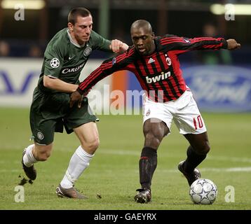 Clarence Seedorf d'AC Milan (à droite) et Scott Brown du Celtic se battent pour le ballon lors du match de la Ligue des champions de l'UEFA à San Siro. Banque D'Images