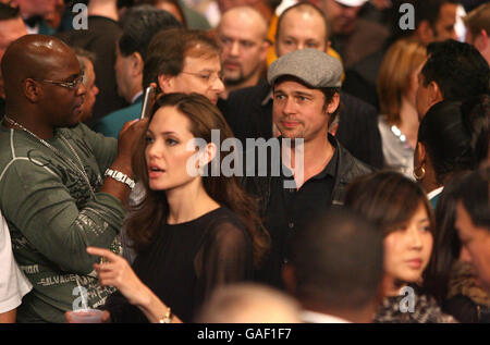 Brad Pitt et Angelina Jolie regardent Floyd Mayweather aux États-Unis et Ricky Hatton en Angleterre pendant le combat WBC Welterweight Title à la MGM Grand Garden Arena, Las Vegas, États-Unis. Banque D'Images