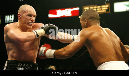 Boxe - poids-lourd - Matthew Hatton et Frankie Santos - MGM Grand Garden Arena.Frankie Santos de Porto Rico et Matthew Hatton d'Angleterre pendant le combat de poids-lourd au MGM Grand Garden Arena, Las Vegas, États-Unis. Banque D'Images